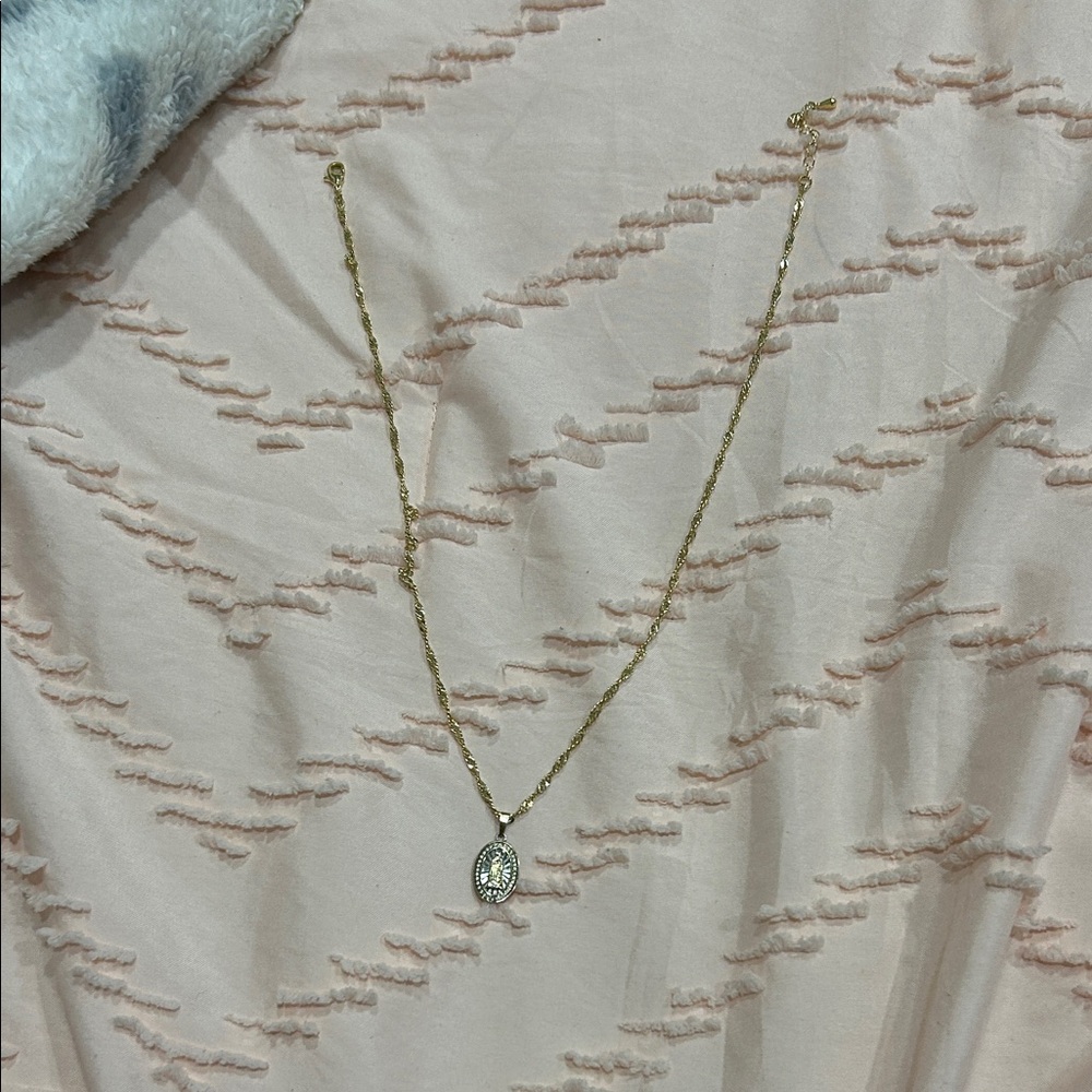 Elegant Gold Pendant Necklace
